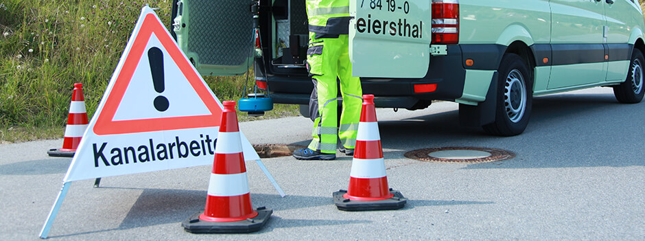 KUTERO beliefert Kanalsanierer unter anderem auch mit Artikeln zur Baustellensicherung.