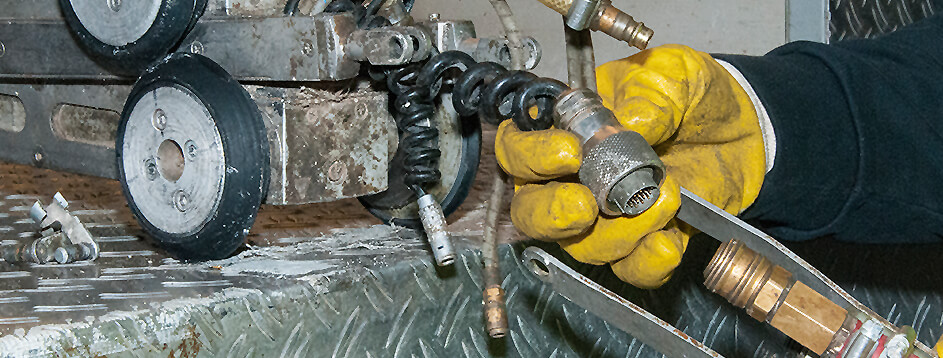Kanal­inspekteure und Kanal­sanierer finden in unserem B2B-Onlineshop Ersatzkabel plus Industrie­bedarf und Umwelt­technik – von Ver­brauchs­materia­lien wie Schlauchliner, Harze etc. bis hin zu Arbeits­schutz.